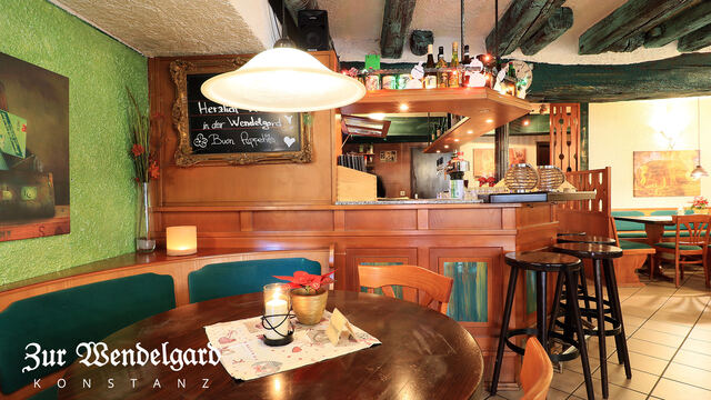 Runder Tisch neben der Bar