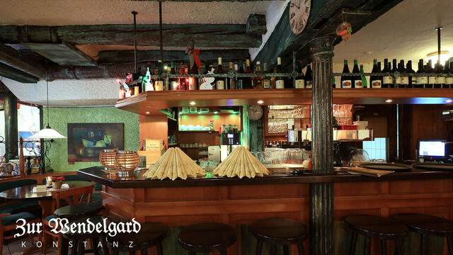 Die Bar mit Weinregal